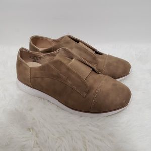 🎀 Slip On Sneakers